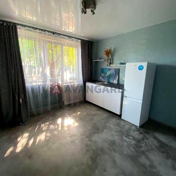 Продається квартира-студія з окремою коморою на Чорновола.