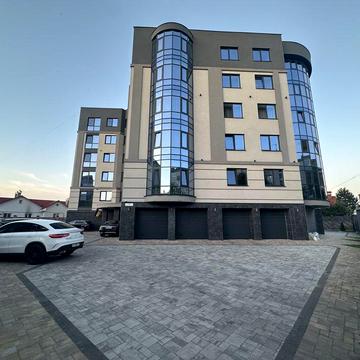 Оренда 2 кім з гаражем в центрі