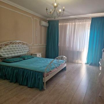 Здається квартира. 3 кімнати, 2 гаражі. Центр.