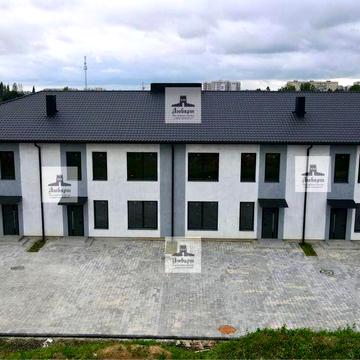 Таун хауси в рованцях в хорошому місці з паркомісцями