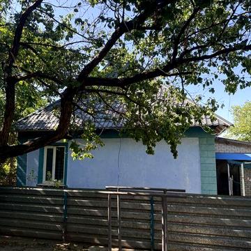 Продам будинок в цетрі селища