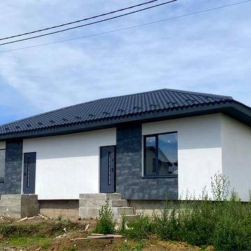 Продаж котеджу з комунікаціями та ділянкою