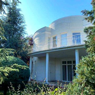 Затишний будинок на вулиці Костанді