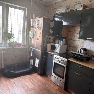 Продається 2-кімната квартира біля метро Позняки