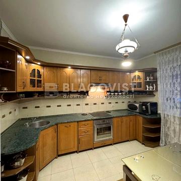 Анни Ахматової вул., 8г