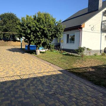 Дім за містом з хоздвором для бізнеса