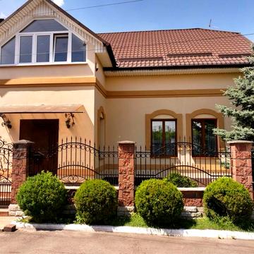Продам будинок в центрі міста з ділянкою 10 сот