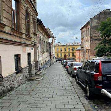 Продаж 1/3 будинку на 2дві сімї з гаражем та ділянкою, на 2 квартири