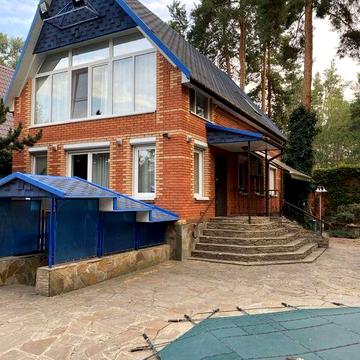 Будинок в лісі біля річки.