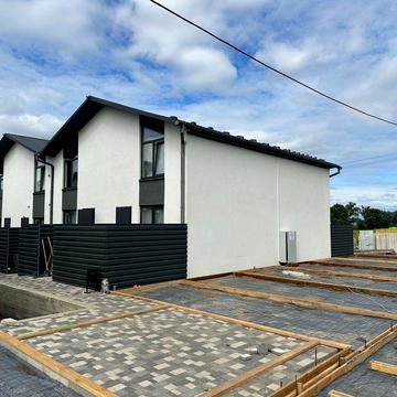 Сучасні таунхауси в передмісті Києва — готові до заселення!