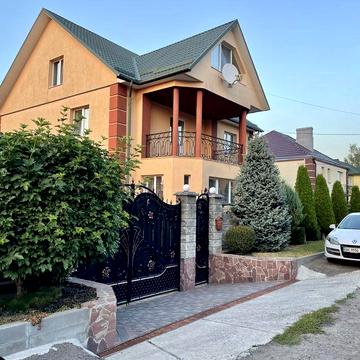 Продам будинок з гаражем та ділянкою 10 сот