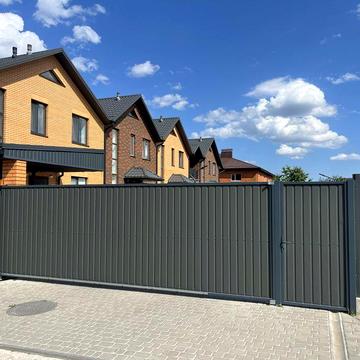 Таунхаусу з усіма центральними комунікаціями.
