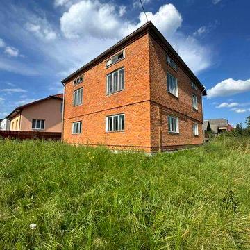 Продаж  будинку із великою земельною ділянкою у с. Басівка