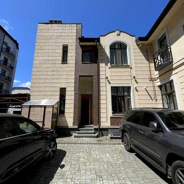 Продається квартира в особняку З дизайнерським ремонтом та меблями .