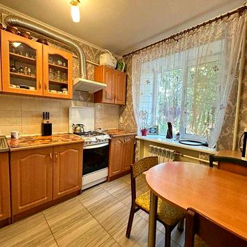 Продам 1 комн. квартиру с ремонтом и мебелью  на Ген.Петрова, 2/9эт