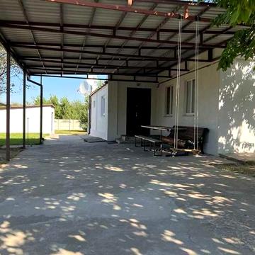 Будинок з великою ділянкою з виходом до річки