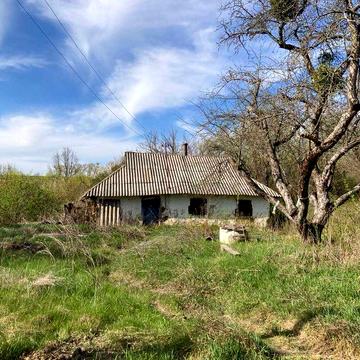 Мальовнича ділянка над ставком з хаткою 42 км від Києва