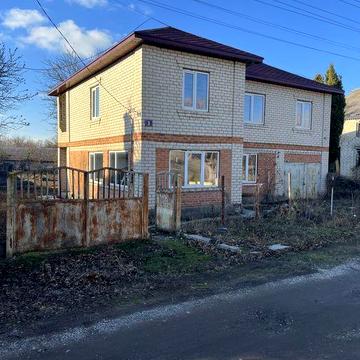 Продам двоповерховий будинок.