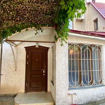 Продам квартиру на земле с отдельным двором и гаражем.