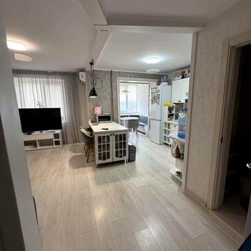 Продам 3-х комн студию в центре!