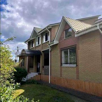 Продам 3-х этажный дом на Петропавловской Борщаговке 550 м. кв.