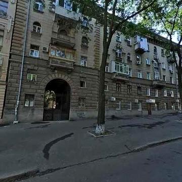Редкая сталинка у Горсада, где вечерами слышно скрипку, а в мае-акацию