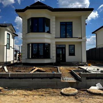 Стильні будинки в Гатному на кордоні з Крюківщиною