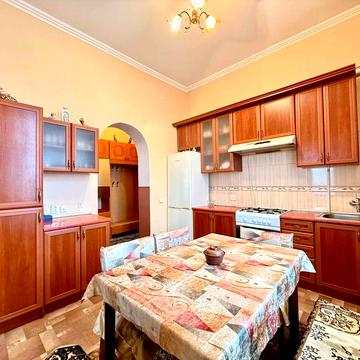 Ексклюзивна 2-х кімнатна австрійська квартира в центрі Дрогобича