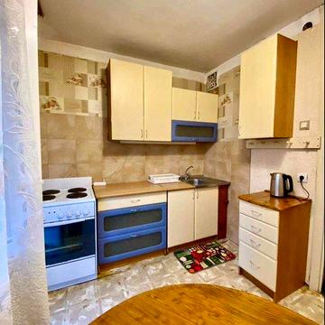 Драгоманова 40а , затишна 1к квартира, м Позняки 10 хв пішки !
