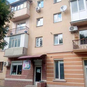 Продається 1 кім квартира поруч центру міста.