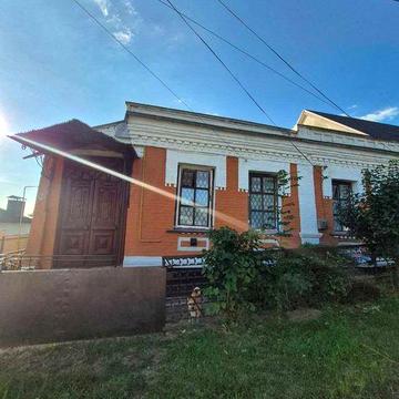 продаж частини будинку в центральній частині міста