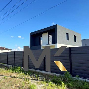 Будинок з гаражем та великою ділянкою. Білогородка