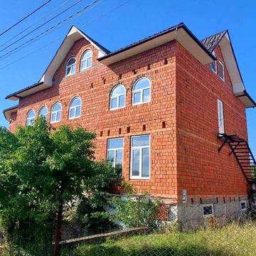Будинок 2-пов. з мансардою, 400 м.кв./  діл. 8 сот./ район Метро