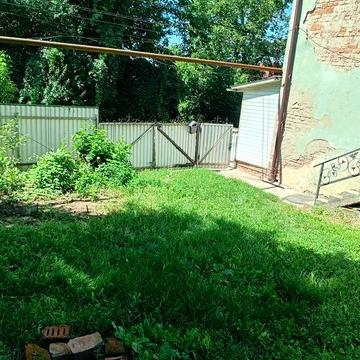 Продам 3-кімнатну квартиру в центрі з власним заіздом та двором