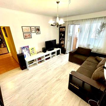 Ахматової 4, з меблями і технікою. Господар