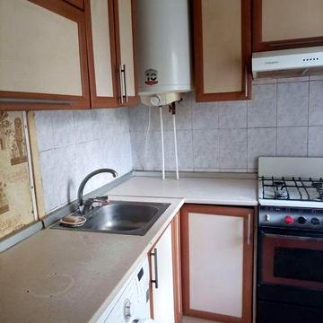 Продам двокімнатну квартиру
на другому поверсі