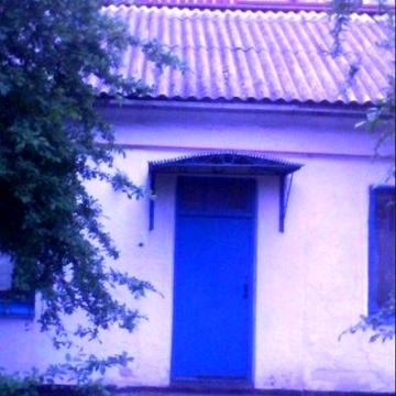 Будинок біля вишки