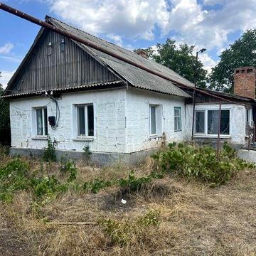 Продам хату в селі! Гарна ділянка, недорого