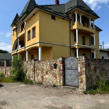 Продається великий будинок з територією та додатковими спорудами