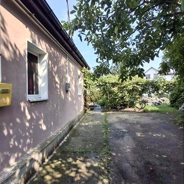 Продам пів будинку  поруч з Центром/всі зручності/окремий  двір