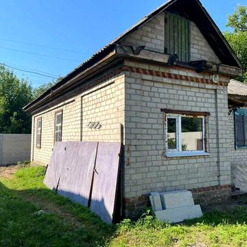 Цегляний будинок в центрі Раківки