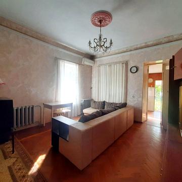 Саксаганського вул., 1