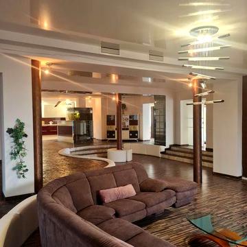 Будинок 538 м² з басейном, біля річки