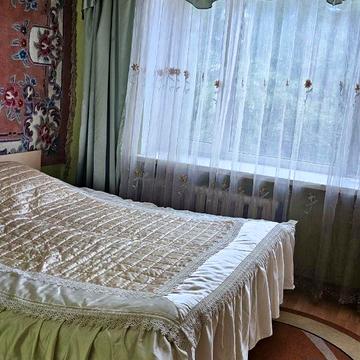 Стадіонна вул., 13