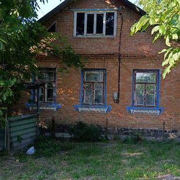 Продається цілий будинок на два входи , біля ж/д лікарні .