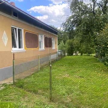 Продаж цегляного будинку в передмісті Дрогобича