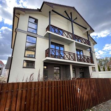 Продається будинок в центрі міста Бровари