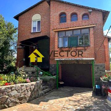 Продам добротний цегляний будинок на підїзді до міста.