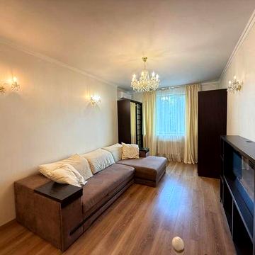 Продаж світлої 2к Феодосійська 1а 2 поверх Деміївська Голосієво