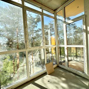 Простора 1-кімнатна квартира з чудовим краєвидом на сосновий ліс.